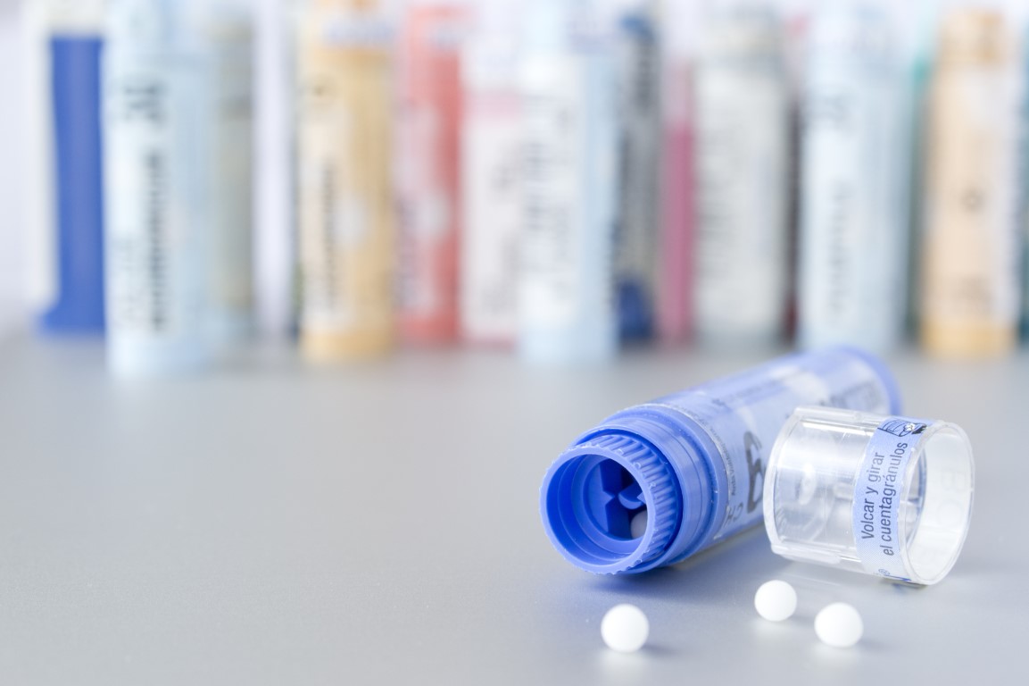 rozsypane leki na homeopatię