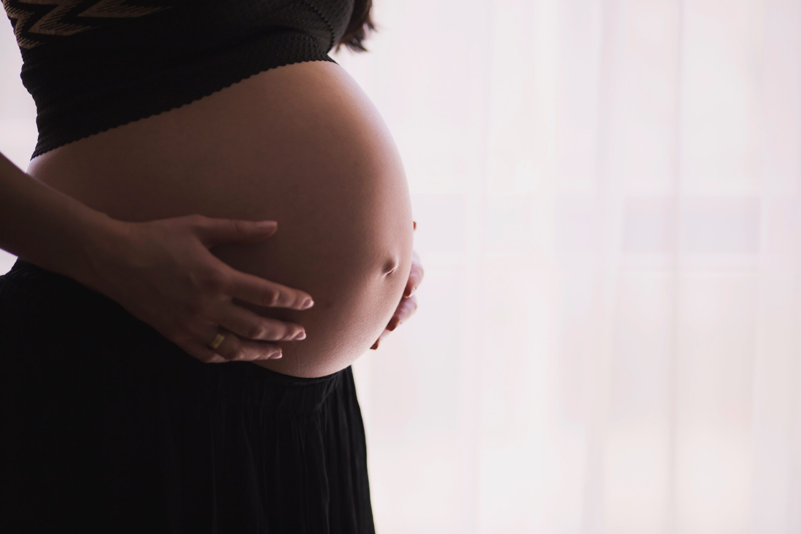 Kobieta w ciąży po diagnostyce prenatalnej