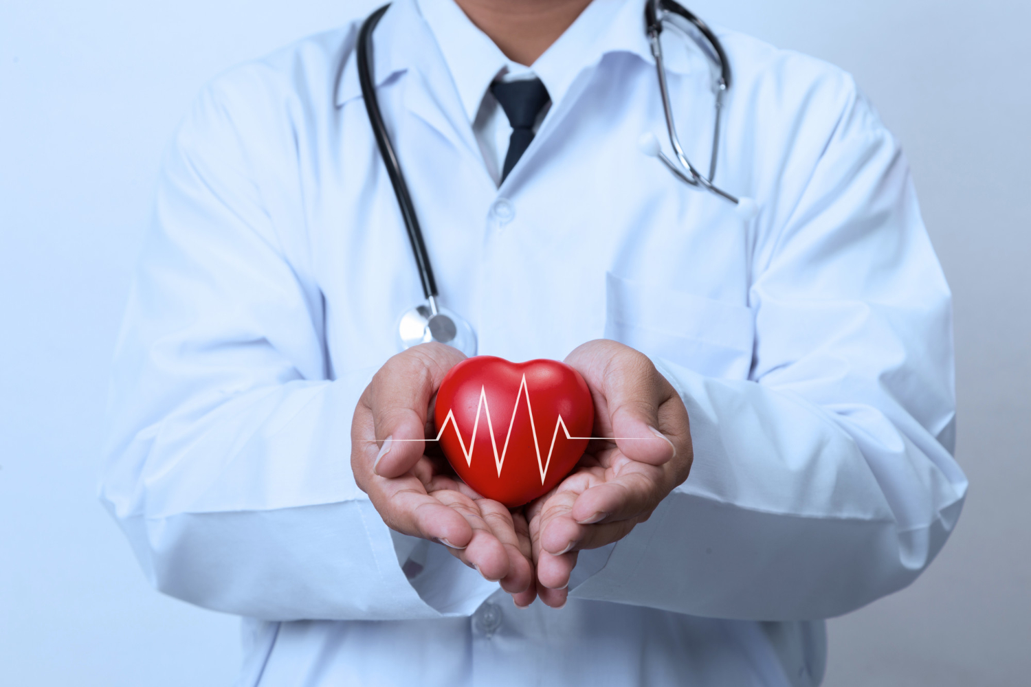Lekarz kardiologii trzyma w dłoniach sztuczne serce